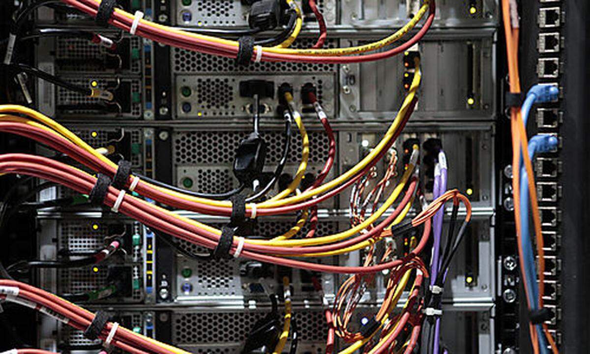 Kabel verbinden am Dienstag, 2. Maerz 2010, auf der CeBIT in Hannover Speicherplatten in einem Platte