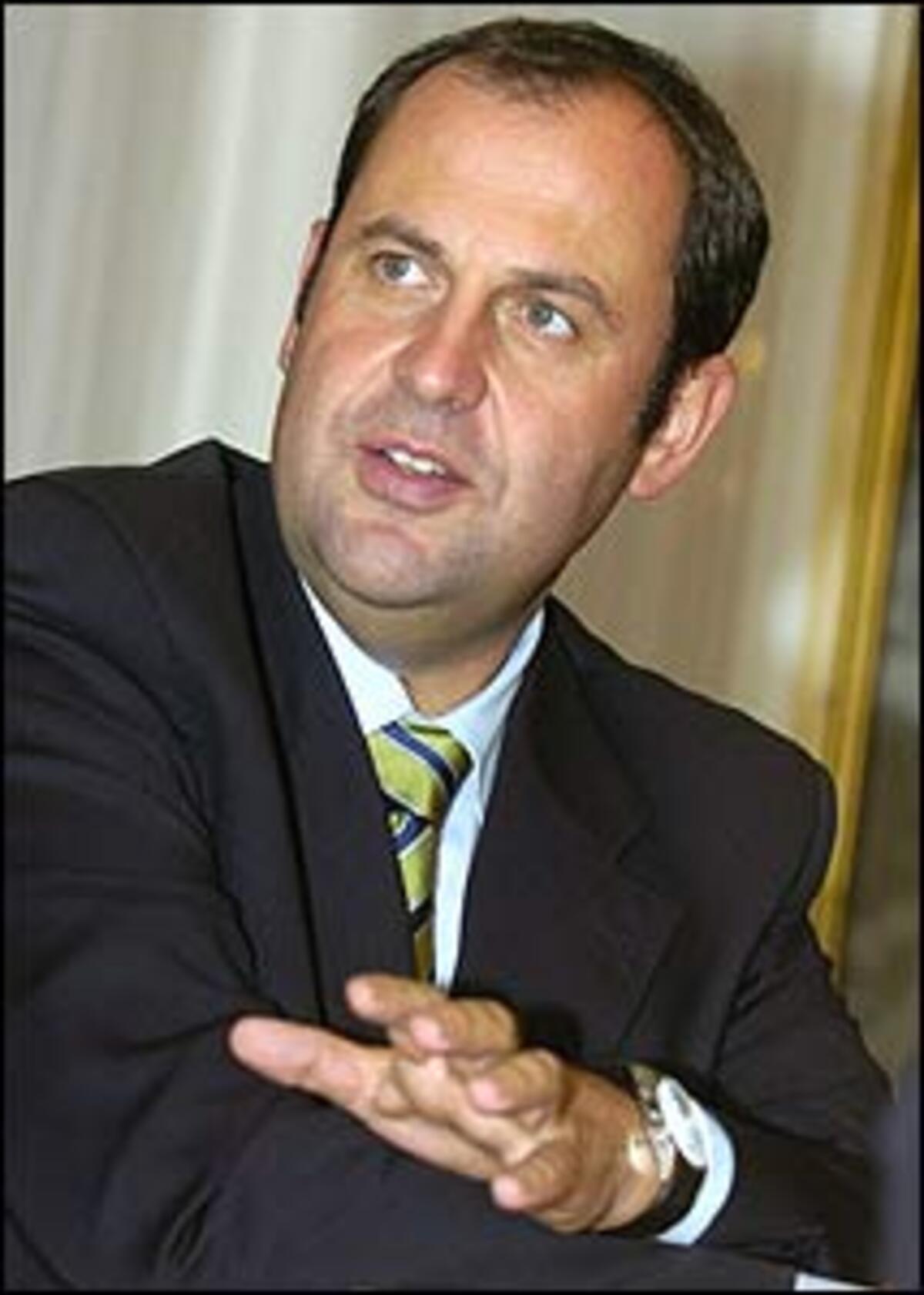 "Knackpunkte und harte Diskussionen wird es geben, man soll Konflikten nicht aus dem Weg gehen".  Für Landwirtschaftsminister Josef Pröll ist bei den Koalitionsverhandlungen "nichts unüberbrückbar". In der ORF-Sendung "Report" schloss er aus, der künftige Finanzminister zu werden.