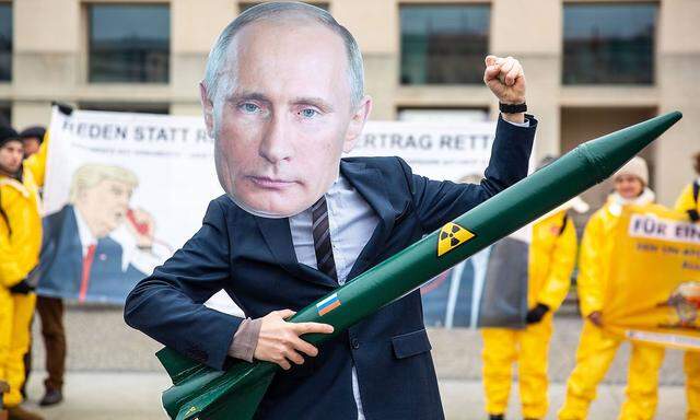 Russland zeigt nach dem Ende des INF-Vertrags Handlungsstärke. Im Bild ein Rüstungsgegner mit Putin-Maske bei einer Protestaktion in Berlin.