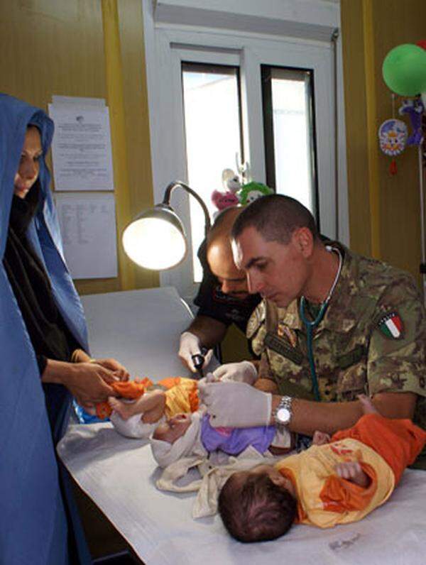 Ärztliche Versorgung der Zivilbevölkerung liegt ebenfalls im ISAF-Aufgabengebiet.