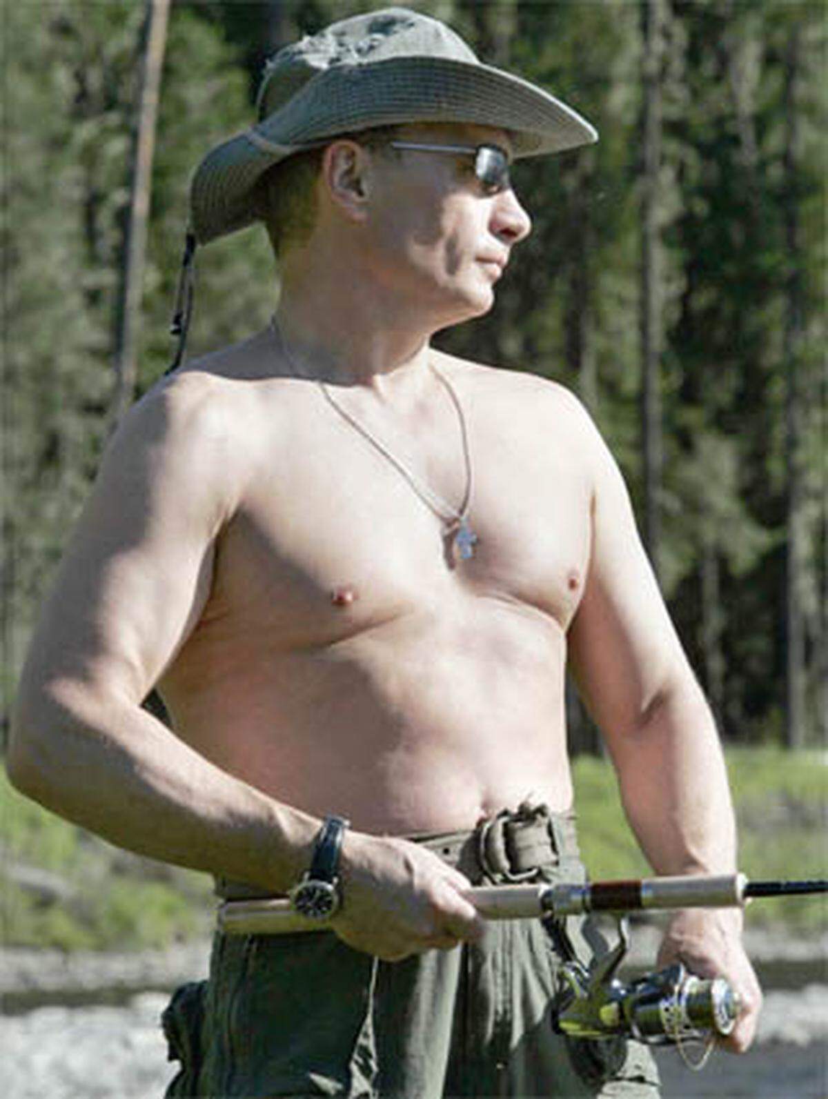 Auch Russlands Präsident Wladimir Putin präsentierte schon einmal die nackte Brust: Er stellte sich beim Fischen als starker Mann zur Schau, die Bilder gingen um die Welt.