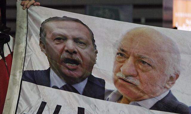 Einst Verbündete, jetzt Gegner: Premier Erdogan (l.) und Prediger Gülen.