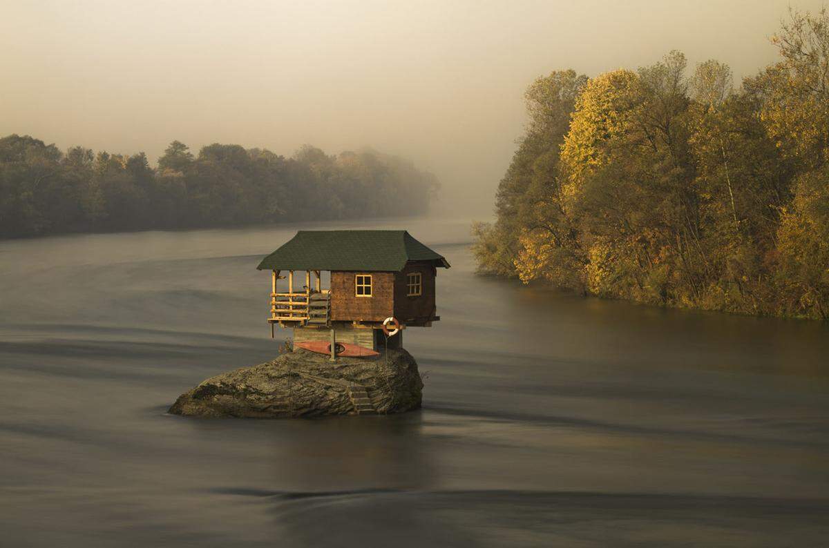 Eine Portion Fernweh: Eine Expertenjury des internationalen Fotografiewettbewerbs "Travel Photographer of the Year" hat die besten Reisefotos des Jahres prämiert. Eine Auswahl: Irene Becker aus Ungarn hat das Haus auf dem Fluss Drina im serbischen Bajina Bašta aufgenommen. Erbaut wurde es 1968, mittlerweile wird es als Ferienhaus vermietet.