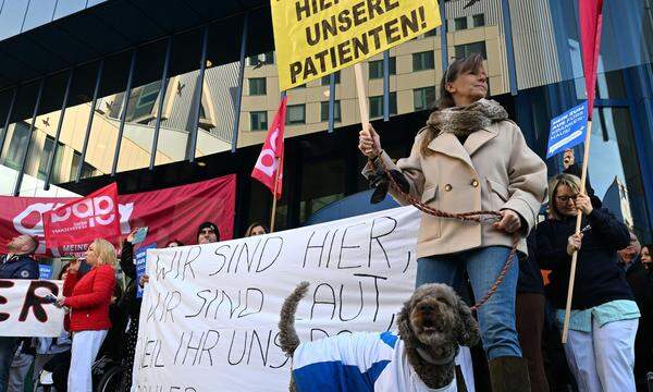 Die Belegschaft protestierte am Mittwoch lautstark vor dem Krankenhaus.