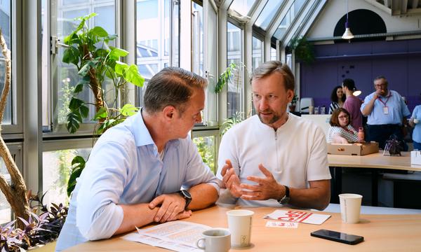 Software-Unternehmer Hermann Arnold und SPÖ-Chef Andreas Babler.