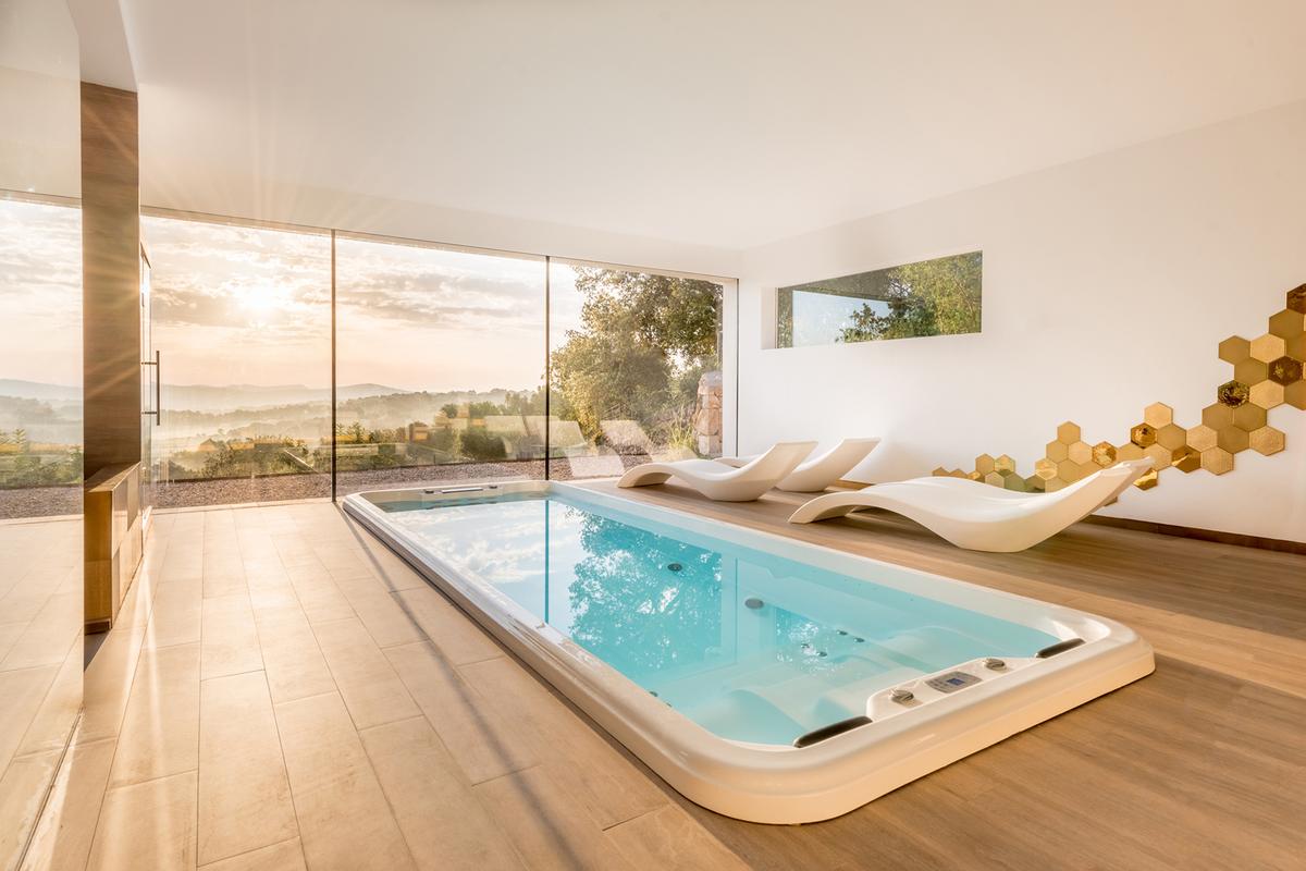 Annehmlichkeiten, die man gern in Kauf nimmt: Fitness und Spa im Haus (links), Zimmerservice (rechts).