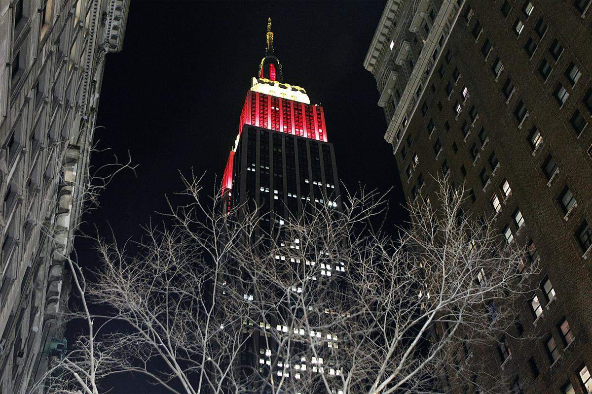 Das Licht des Empire State Buildings ändert sich ständig: Rot und grün ist es zu Weihnachten, ganz bunt zu Ostern und orangefarben zu Halloween. 2004 blieben die Lichter für 15 Minuten ganz aus - als Reminiszenz für Fay Wray, die mit 96 gestorben war: King Kongs "weiße Frau".