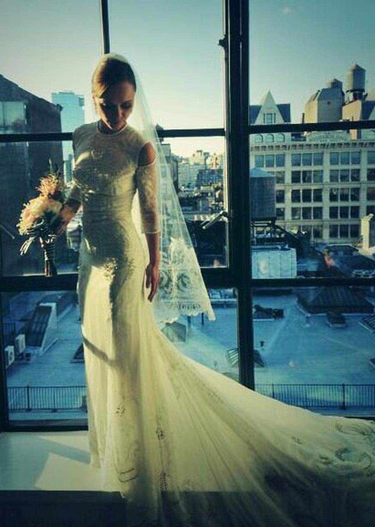 Die Schauspielerin Christina Ricci entschied sich 2013 dazu James Heerdegen zu ehelichen, den Weg zum Altar legte sie mit einem Traum aus Spitze von Givenchy zurück.