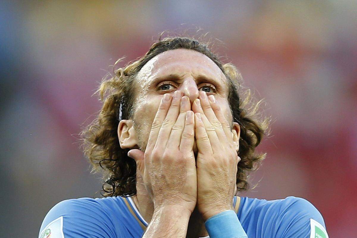 Blankes Entsetzen bei Diego Forlan. Uruguay verspielt gegen Costa Rica eine 1:0-Führung.