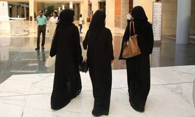 In Saudiarabien schreibt die Kleiderordnung für Frauen in der Öffentlichkeit den langen schwarzen Mantel Abaja vor. 