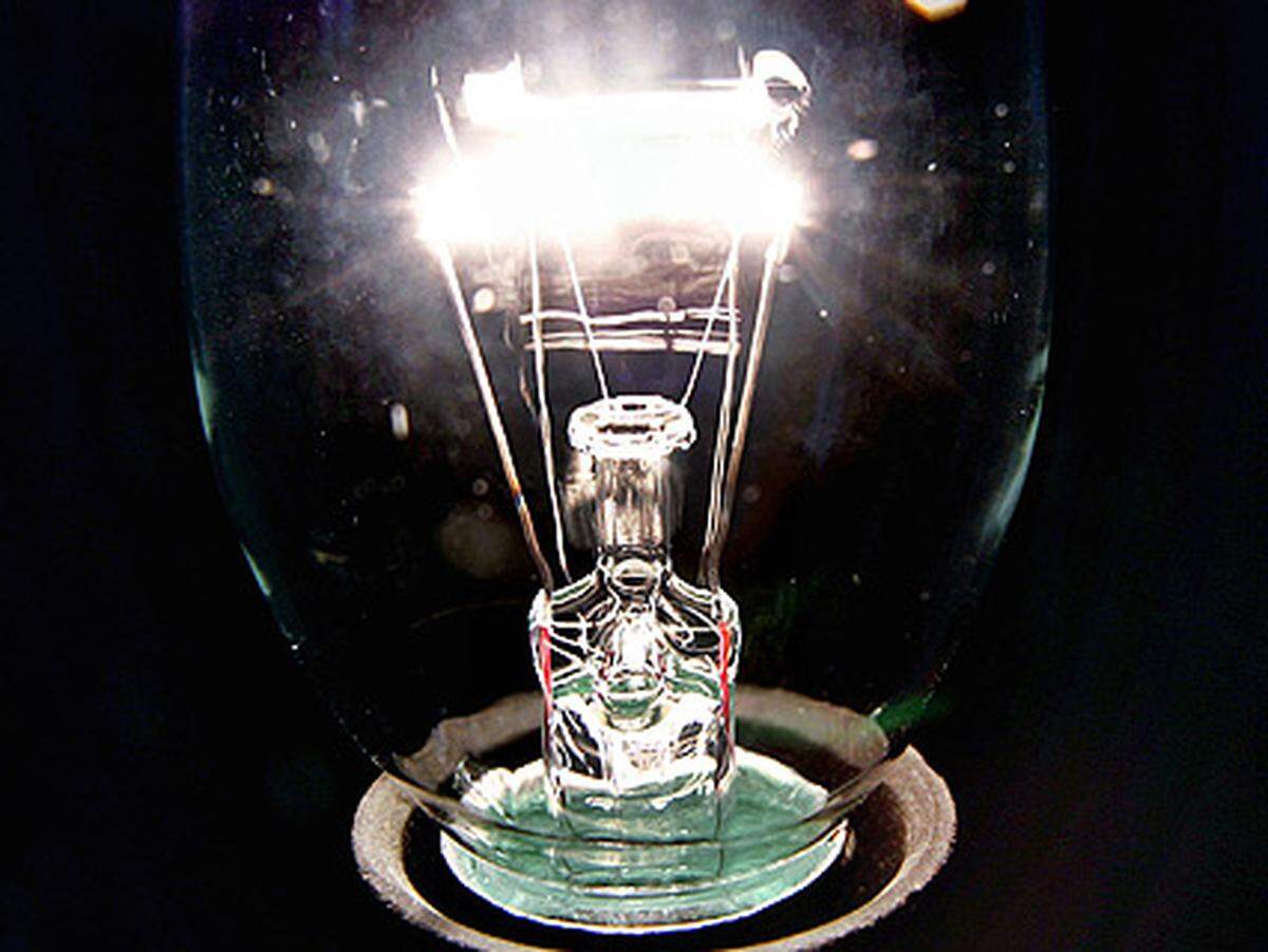 In Victoria/Australien ist es nur staatlich lizensierten Elektrikern erlaubt, eine Glühbirne zu wechseln.
