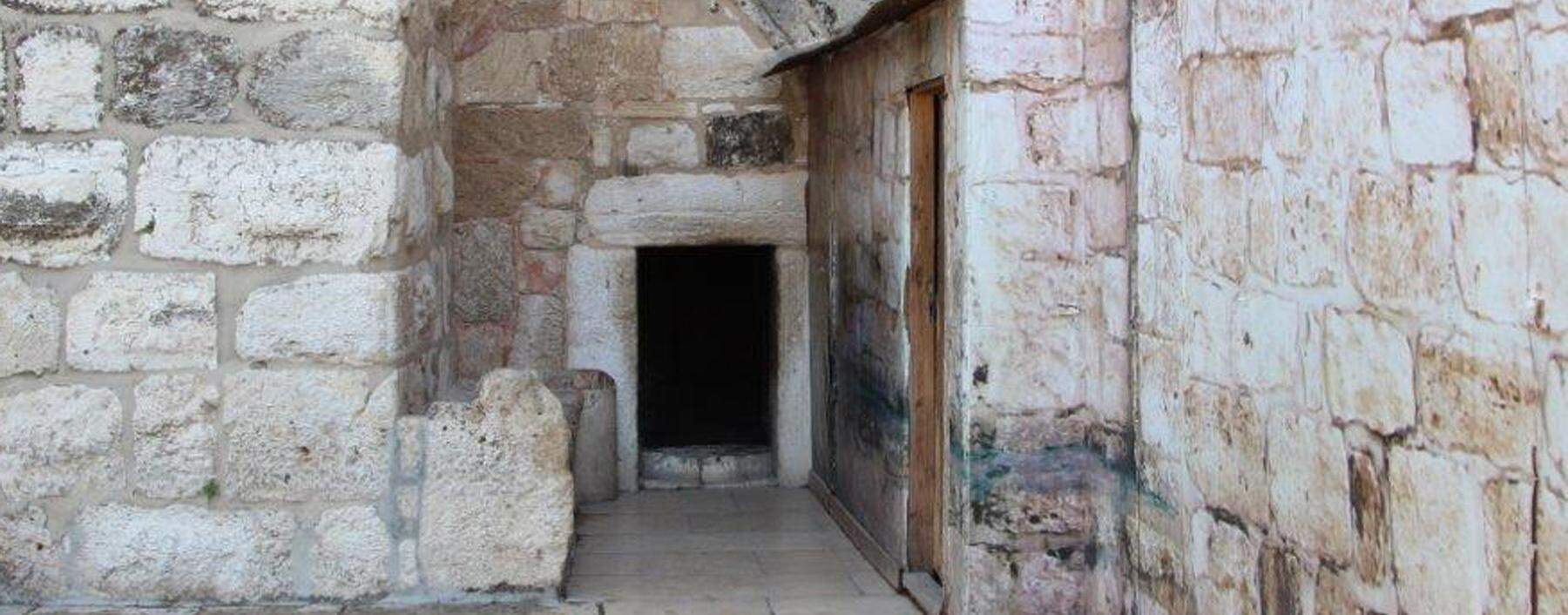 Eingang zur Geburtskirche in Bethlehem, errichtet vor 335 n. Chr. unter Kaiser Konstantin, angeblich an der Stelle eines von Kaiser Hadrian errichteten Adonis-Heiligtums.