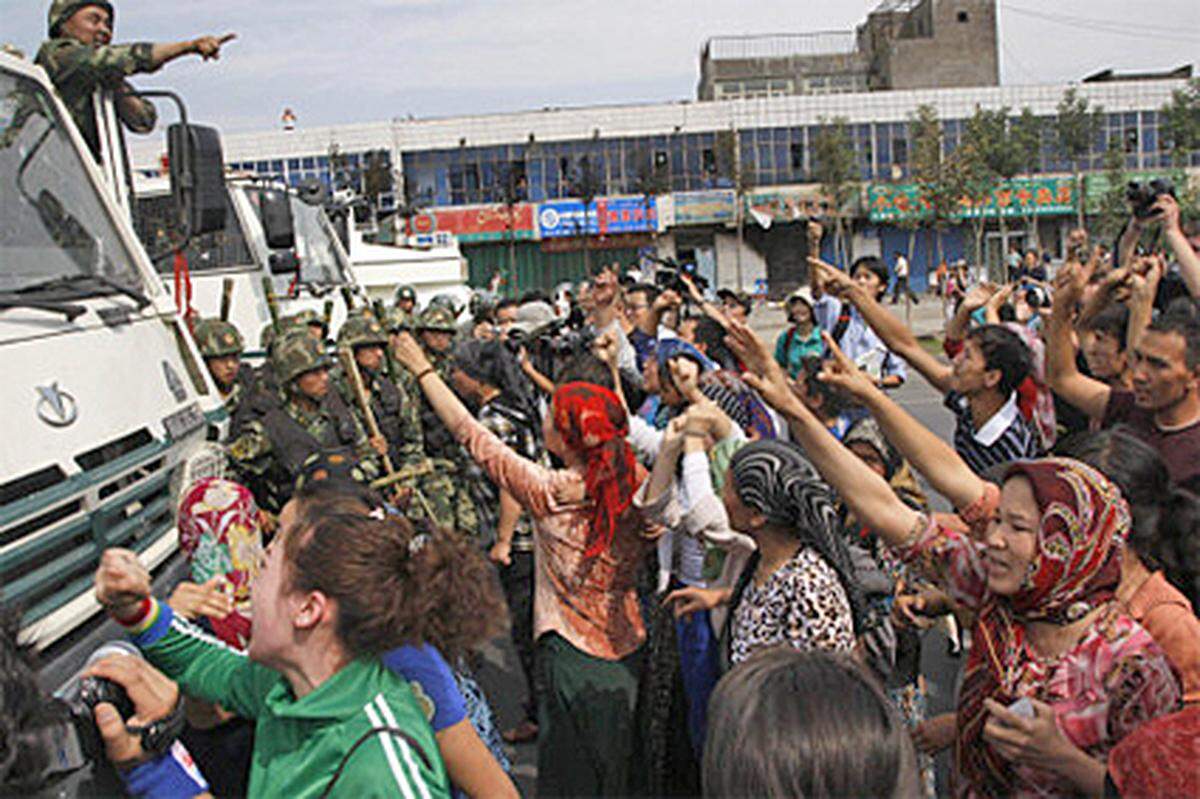 Am Dienstag war es erneut zu Zusammenstößen zwischen Uiguren und Sicherheitskräften gekommen. Hunderte Angehörige der muslimischen Minderheit protestierten in Urumqi gegen willkürliche Festnahmen der Polizei.