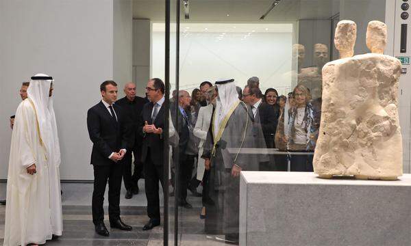 Hinzu kommen weitere Hunderte Millionen für Expertise und Leihgaben von Kunstwerken französischer Museen über die nächsten zehn Jahre. Mehr als 580 Millionen Euro fielen für das Gebäude an.  