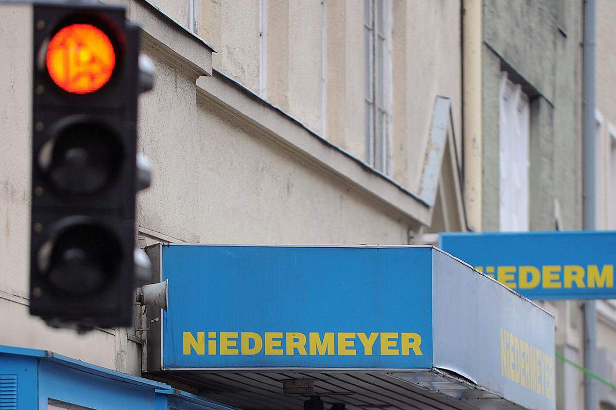 Mit der Insolvenz der Elektrohandelskette Niedermeyer verloren fast 280 Beschäftigte ihren Arbeitsplatz. Die Passiva wurden mit knapp 35,1 Millionen Euro beziffert. Damit war Niedermeyer die größte Insolvenz in Wien. Insgesamt waren rund 840 Gläubiger von der Pleite betroffen.