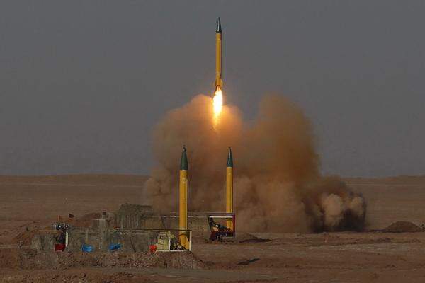 Der Iran feuert Anfang Juli erneut Dutzende Raketen in einer Militärübung ab. Angeblich soll für einige der eingesetzten Raketentypen auch Israel in Reichweite liegen.