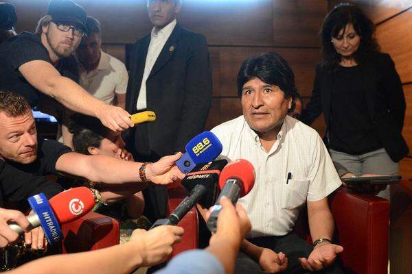 Morales übte scharfe Kritik an den Ländern, die ihm die Überfluggenehmigung verweigert hatten. Er sei in "Geiselhaft" genommen worden.