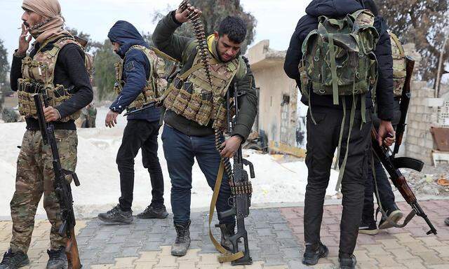 Abwehr der IS-Offensive. SDF-Kämpfer rücken in den Straßen der Stadt Hasakah vor.
