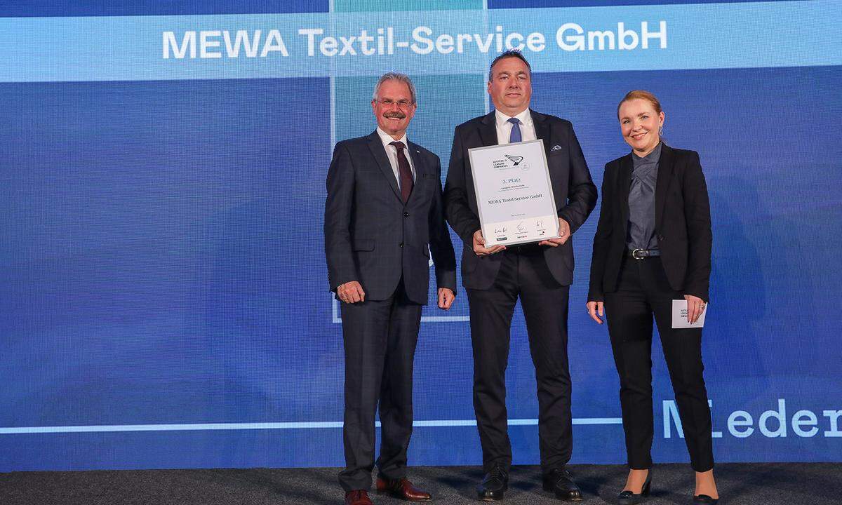 3. Platz Mittelbetriebe an MEWA Textil-Service GmbH (v. l.): NÖ Landtagspräsident Karl Wilfing, MEWA-Vertriebsleiter Alexander Kaiser und Juliane Rainer-Oitzinger, A1 Vertriebsleitung Large Enterprise.