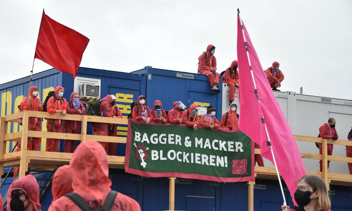 Die Aktivisten und Aktivistinnen kletterten auf die Baucontainer.