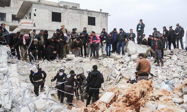 Trümmerberge nach dem Luftangriff auf das Gebäude im Dorf Al-Jineh Mitte März