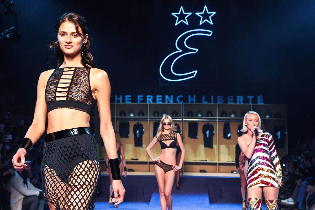 Schöne Models, zarte Wäsche und eine opulente Bühnenshow inklusive Musikeinlagen. Das französische Wäscheunternehmen Etam orientiert sich ganz am US-Konkurrenten Victoria's Secret, zumindest in Sachen Catwalk-Show.