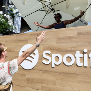 Im Bild: Lewis und Channel Tres bei dem von Spotify veranstalteten "Desert Kick Back" am Rande des Coachelle-Festivals Mitte April.