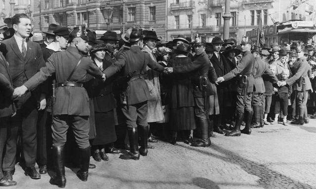 Die Besetzung des Ruhrgebiets im Jänner 1923 durch französische und belgische Truppen führte zur nationalen Empörung und trieb die Deutschen auf die Straße.