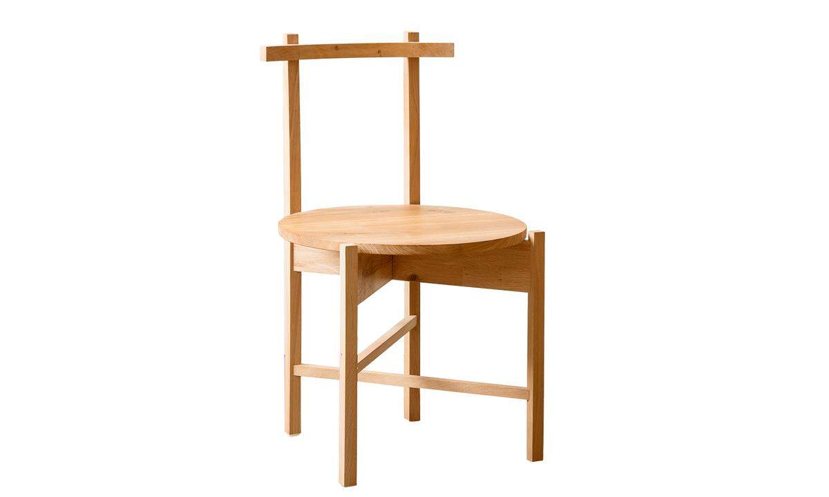 Geölt. Handgefertigt in Berlin: „Oak Chair“ aus massiver Eiche mit intensiver Maserung von nutsandwoods. Ab 490 Euro, www.nutsandwoods.com 