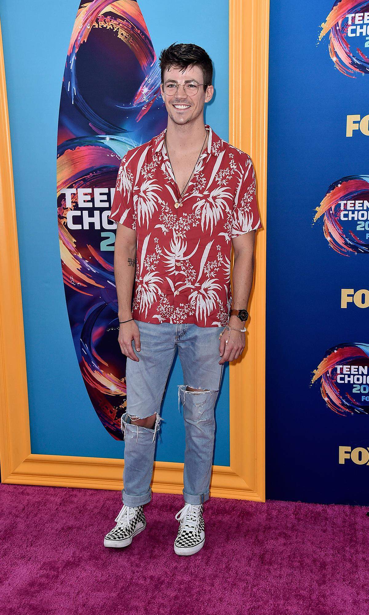 „The Flash“-Mime Grant Gustin ließ in dieser Jeans-Hawaii-Hemd-Kombination die 80er-Jahre wieder aufblitzen.