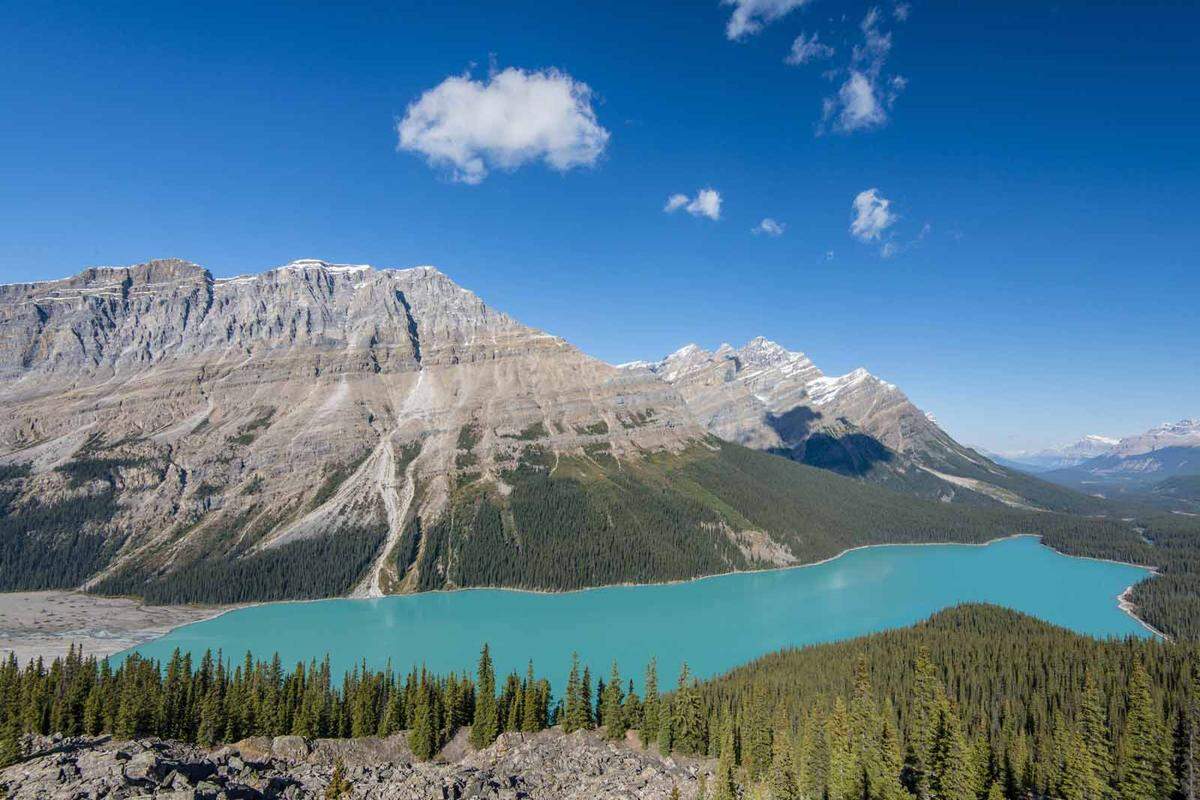 Der See im Banff-Nationalpark verdankt seiner Farbe dem Peyton-Gletscher und dem Wapta Eisfeldern. Den besten Blick auf den See hat man vom Bow Summit.