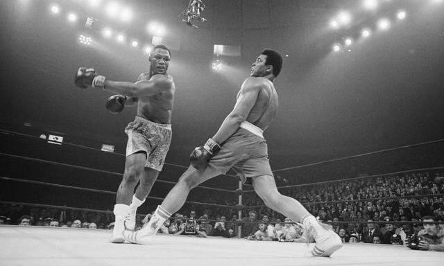 Joe Frazier schlug wie ein Pferd, und Muhammad Ali war noch kein Schmetterling: Der erste Kraftakt dieser Giganten jährt sich heute zum 50. Mal.