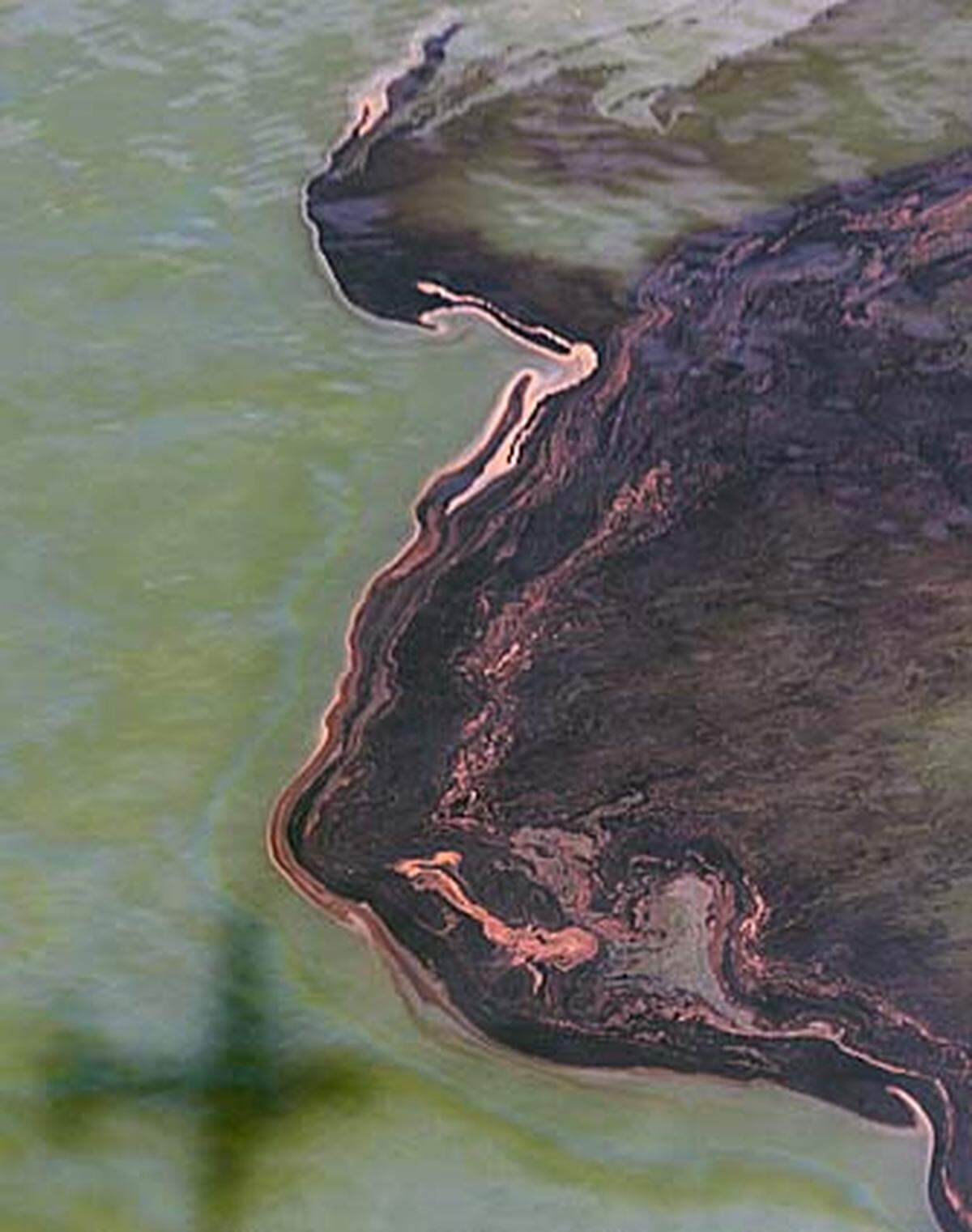 Wegen technischer Probleme muss BP das Auffangen des Öls erneut unterbrechen. Zwei Helfer kommen ums Leben.