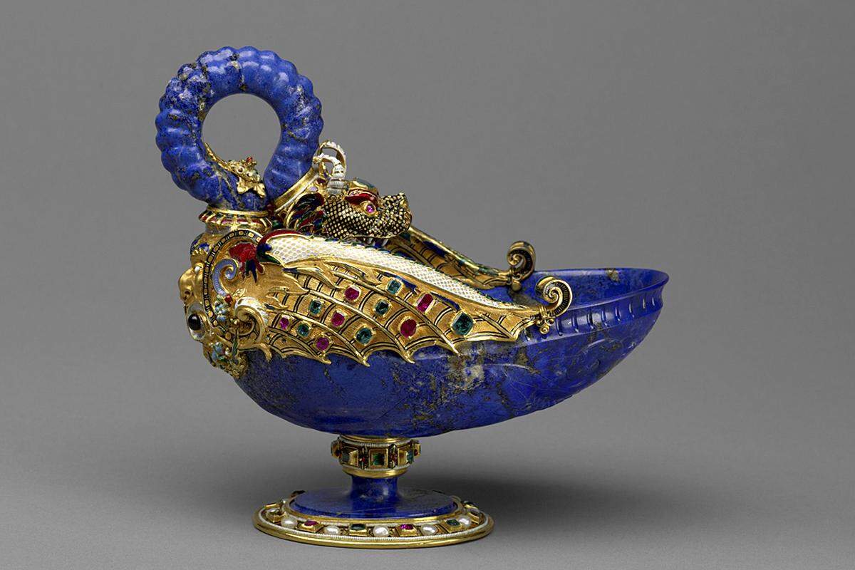 "Drachenschale aus Lapislazuli" von Gasparo Miseroni, um 1565/70, Mailand Lapislazuli, Fassung: Gold, Email, Rubine, Smaragde, Perlen, zwei Granate(c) KHM