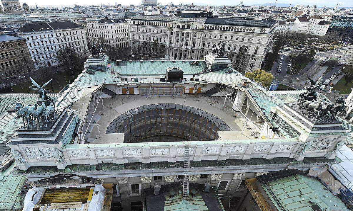 Planmäßig soll die Sanierung des Parlamentsgebäudes im Frühjahr 2021 abgeschlossen werden. Die per Gesetz fixierte Kostenobergrenze für das Projekt liegt bei 352,2 Millionen Euro.