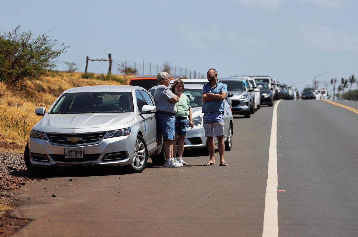 Viele Menschen warten, um wieder zurück in den Westen von Maui einfahren zu dürfen.