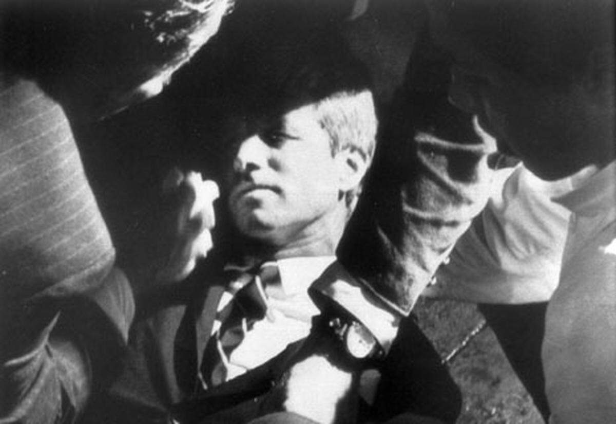 Bruder Robert Kennedy, unter JFK. Justizminister, verlässt nach dem Attentat an seinem Bruder die Regierung und ist bis 1968 Senator. Dann entschließt er sich, in die Fußstapfen seines Bruders zu treten. Nachdem er die kalifornischen Vorwahlen am 5. Juni 1968 knapp gewinnt, wird er in der Küche des Hotels Ambassador in Los Angeles, wo die Wahlfeier stattfand, angeschossen und stirbt am Tag darauf.