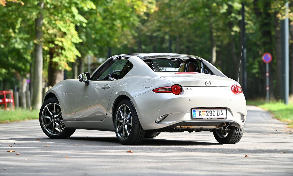 Wahlweise mit Soft-Top oder wie hier als Retractable Fastback (RF), mit faltbarem Blechdach.