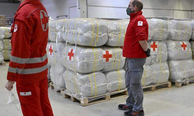 Das Österreichische Rote Kreuz unterstützt mit rund 11.000 Mitarbeitern in der Ukraine die Menschen vor Ort.