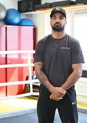 In Wien ließ sich Mobin Kahraze von einem Freund tätowieren, unter anderem  ein Bild des persischen Königs Kyros der Große.