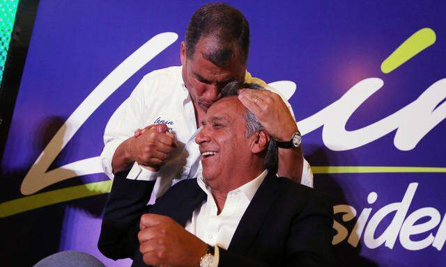 Präsident Rafael Correa liebkost seinen Wunschnachfolger, Lenín Moreno.  