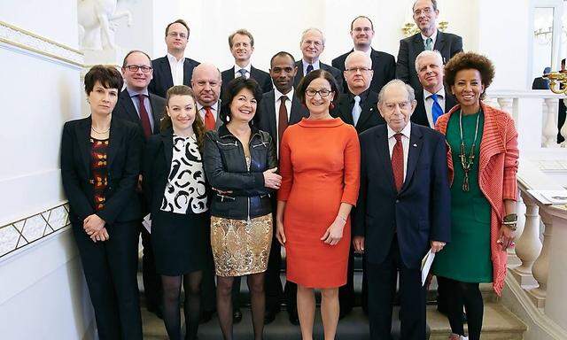 Die Ministerin (Mitte) und ihr Migrationsrat.
