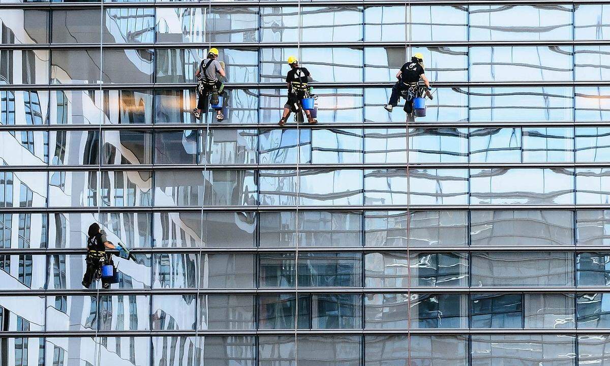 Window cleaner? Viel zu unspektakulär für einen Fensterputzer. "Vision Clearance Engineer" klingt gleich gefährlicher.