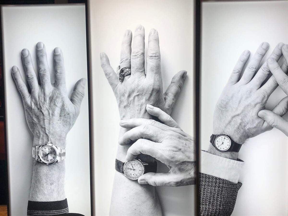 Berührend. Im Salon Suisse wird die Ausstellung „Meine Uhr“ gezeigt, bei der Schweizer Persönlichkeiten und ihre Uhr porträtiert wurden.