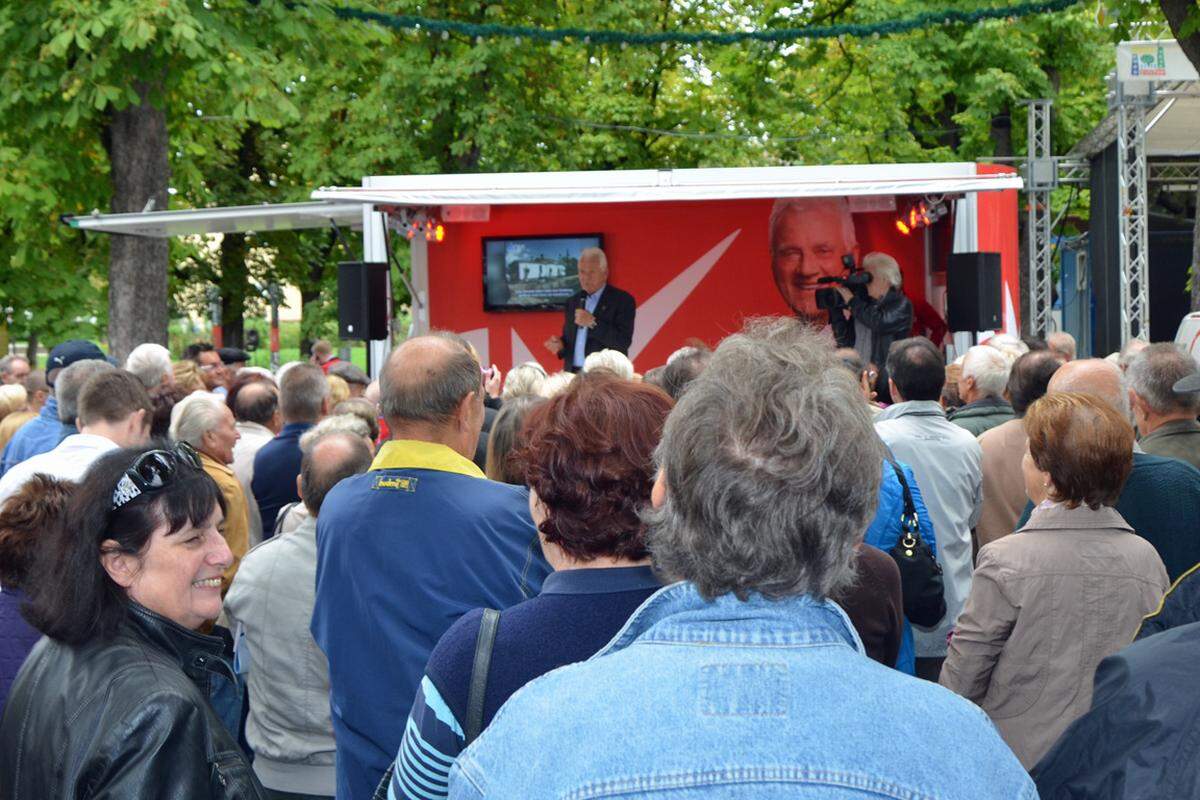 Hart ins Gericht geht der Neo-Politiker sogleich mit den "Funktionären, deren Zahl halbiert gehört" und dem "verrückten Schulsystem". Es könne ja "nicht sein, dass Direktoren ihre Lehrer vorgesetzt bekommen, ohne Mitspracherecht", wettert Stronach. "In Österreich zählt nur das Parteibuch, das darf nicht sein."