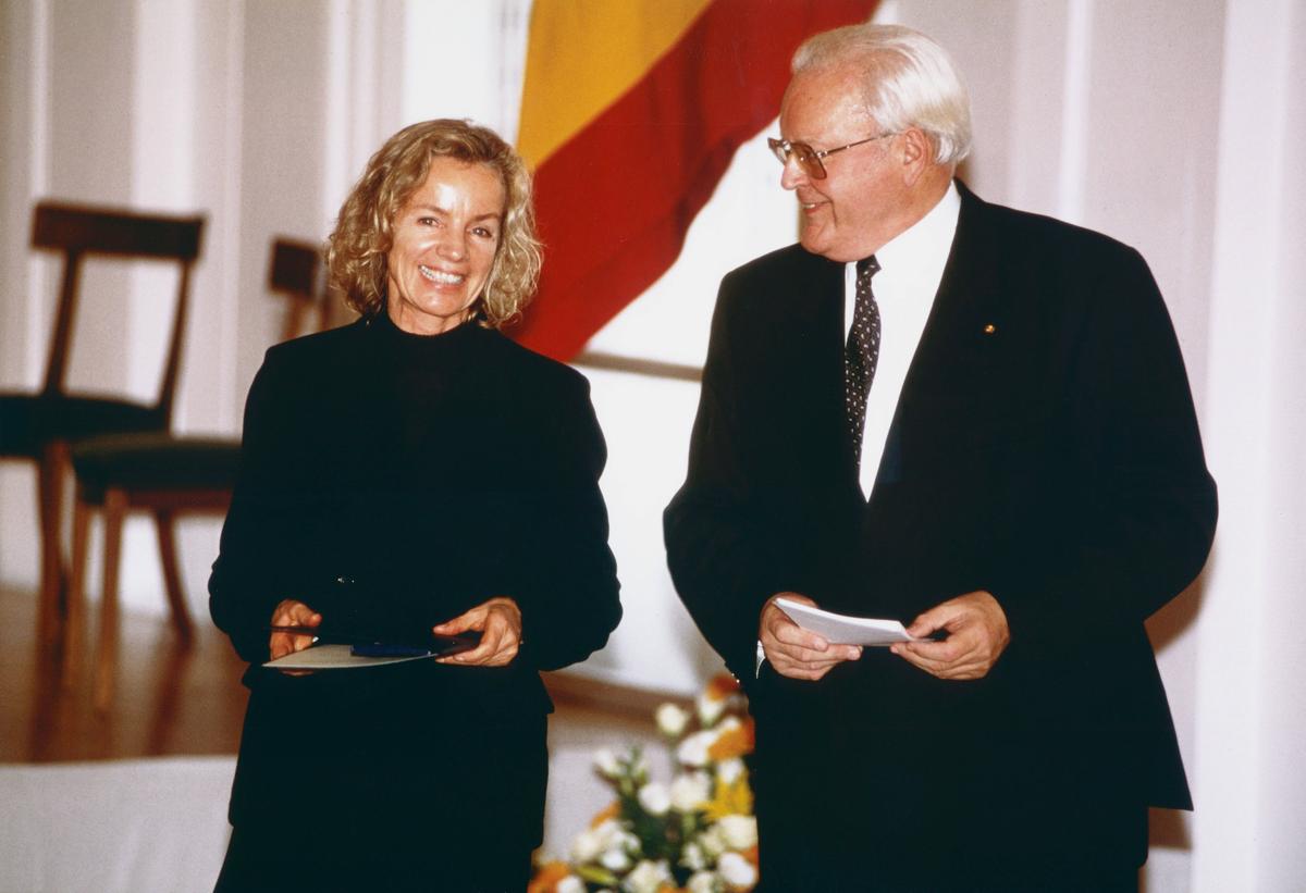Jil Sander bekommt 1996 von Bundespräsident Roman Herzog das Bundesverdienstkreuz verliehen.