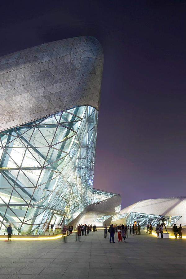 Guangzhou Opera House. Ein Opernhaus als Landschaft für 1800 Zuschauer.