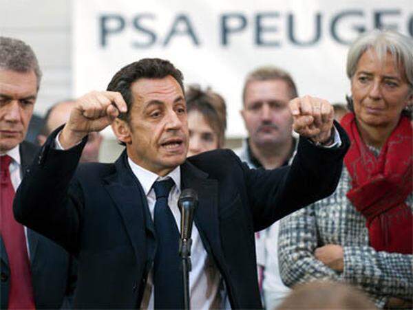 Sarkozy ist überhaupt ein Meister der Eitelkeit: Im rumänischen Parlament sorgte er für Heiterkeit, als er für eine Rede ein 20 cm großes Podest hinter das Pult stellen ließ.