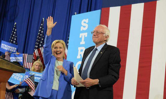 US-BERNIE-SANDERS-CAMPAIGNS-WITH-HILLARY-CLINTON-IN-NEW-HAMPSHIR