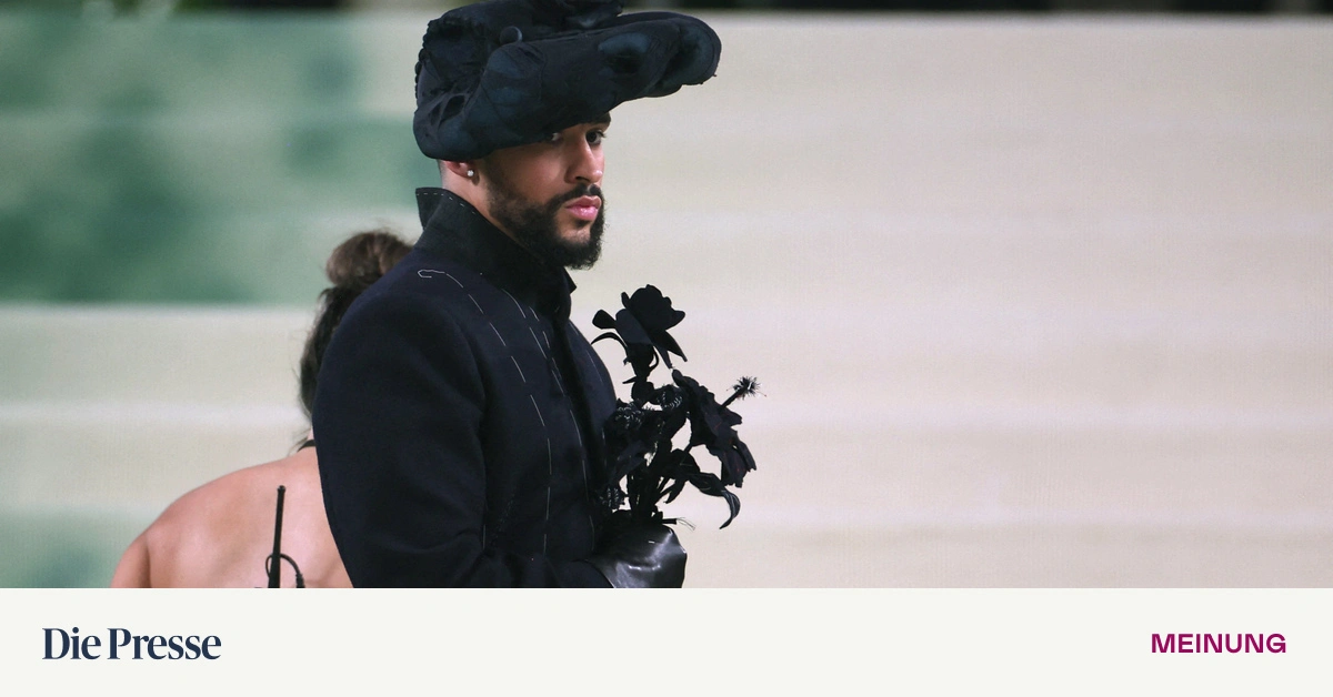 Super-Bowl-Und-wenn-Bad-Bunny-im-roten-Latex-Minikleid-performt-premium-